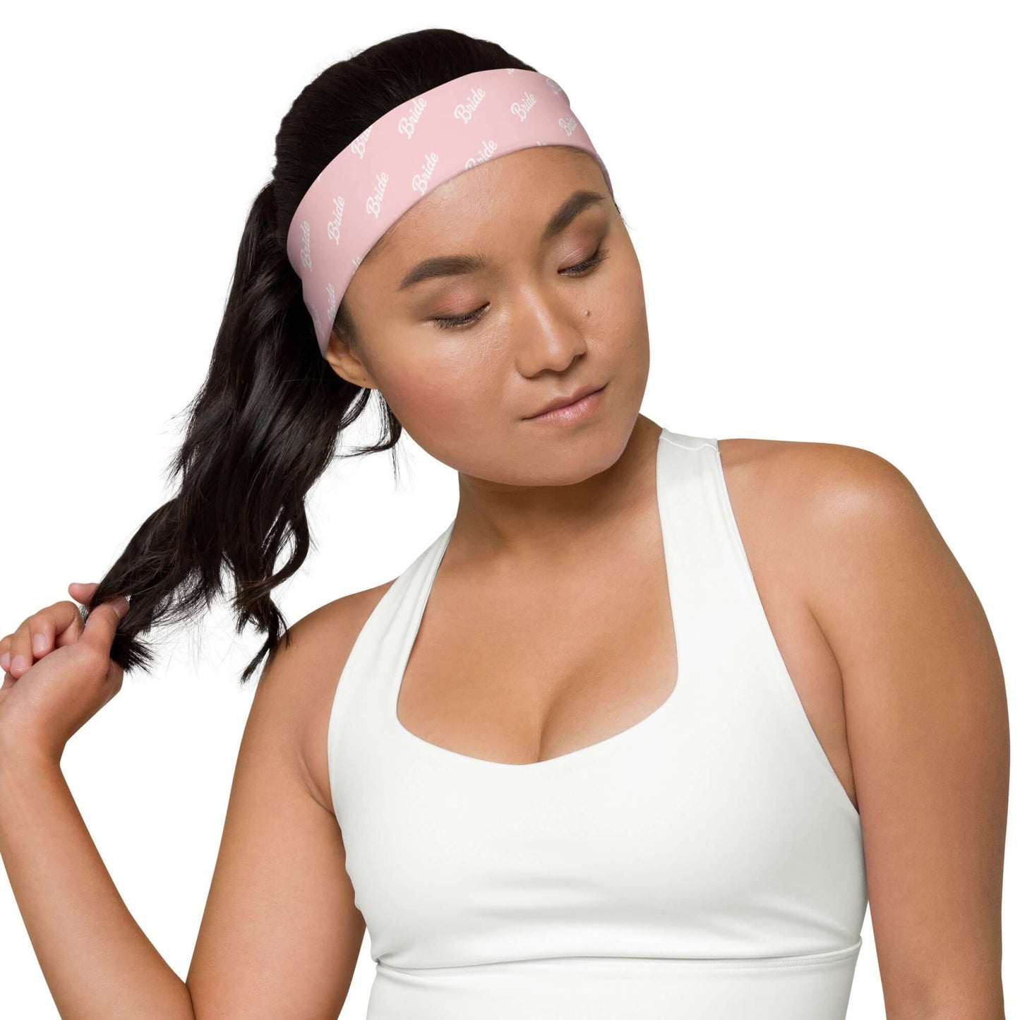 Fascia per capelli rosa per sposa con scritta "Bride" indossata da una donna durante un momento di relax.