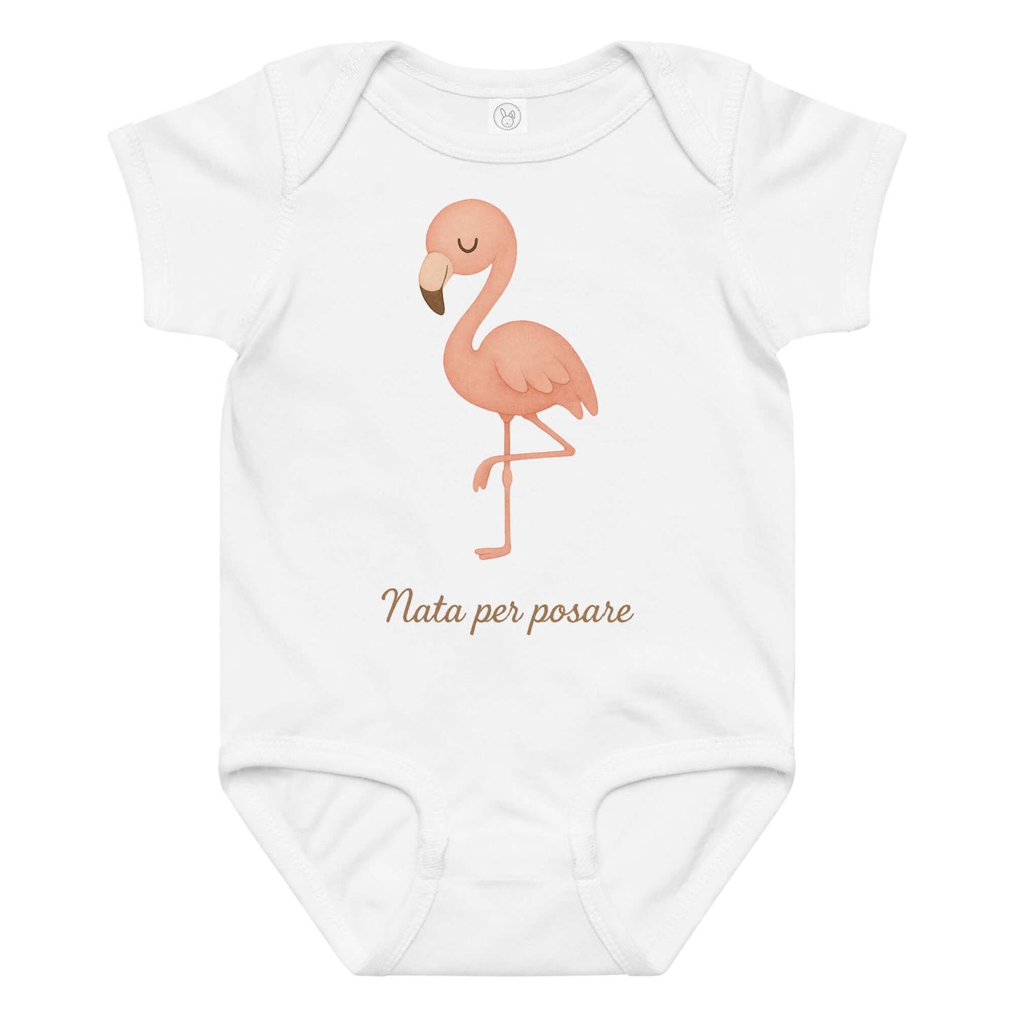 Vista frontale del body neonato bianco con illustrazione di un fenicottero e scritta “Nata per posare” sul petto.