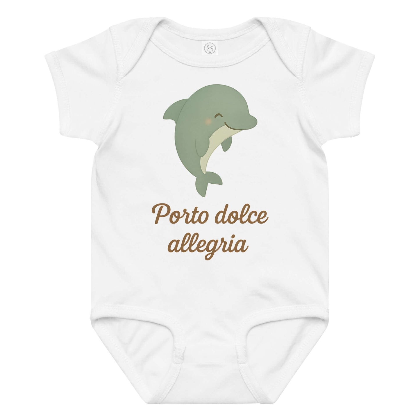 Vista frontale del body neonato bianco con illustrazione di un delfino e scritta “Porto dolce allegria” sul petto.