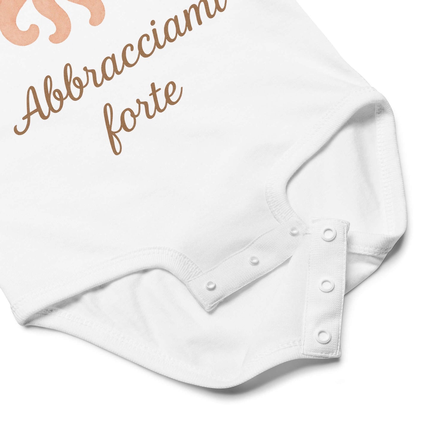 Dettaglio dei bottoni sul retro del body. Si intravede la scritta “Abbracciami forte” e l'immagine del polpo