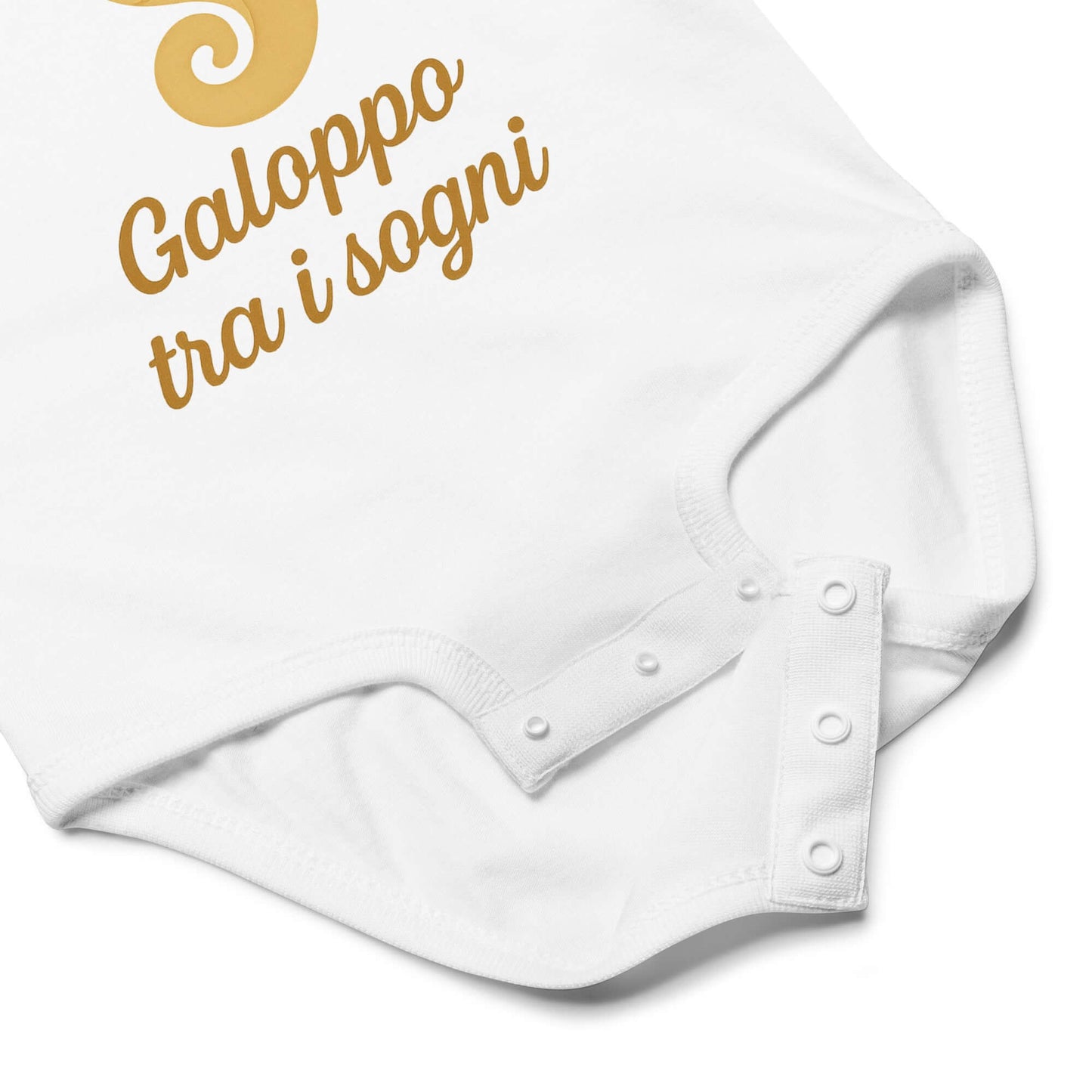 Dettaglio dei bottoni sul retro del body. Si intravede la scritta “Galoppo tra i sogni”.