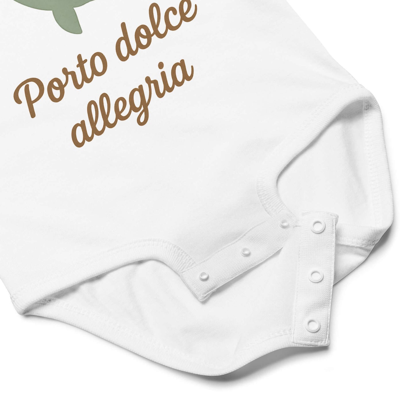 Dettaglio dei bottoni sul fronte del body. Si intravede la scritta “Porto dolce allegria”.