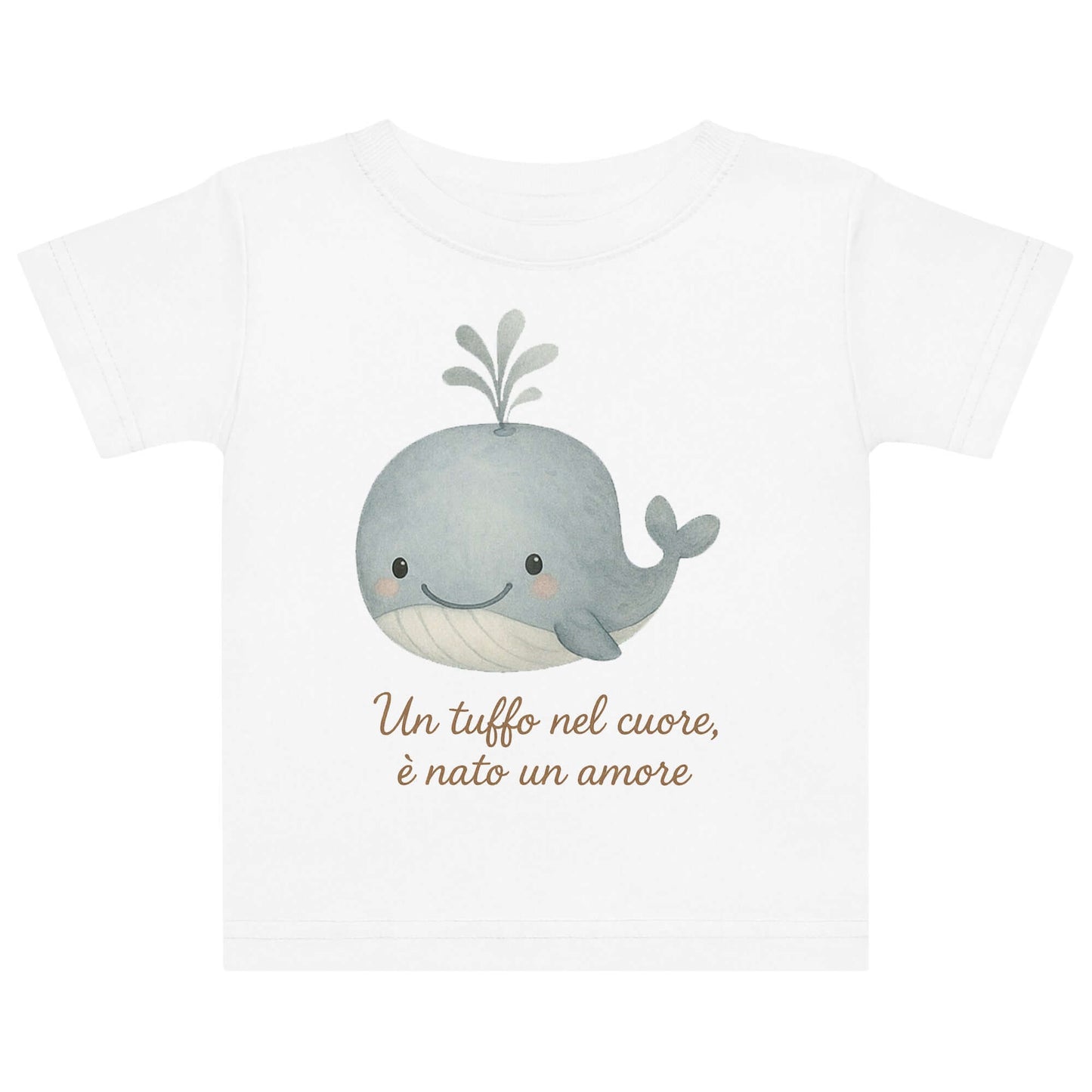 Vista frontale della t-shirt neonato bianca con illustrazione di una balena e scritta “Un tuffo nel cuore, è nato un amore” sul petto.