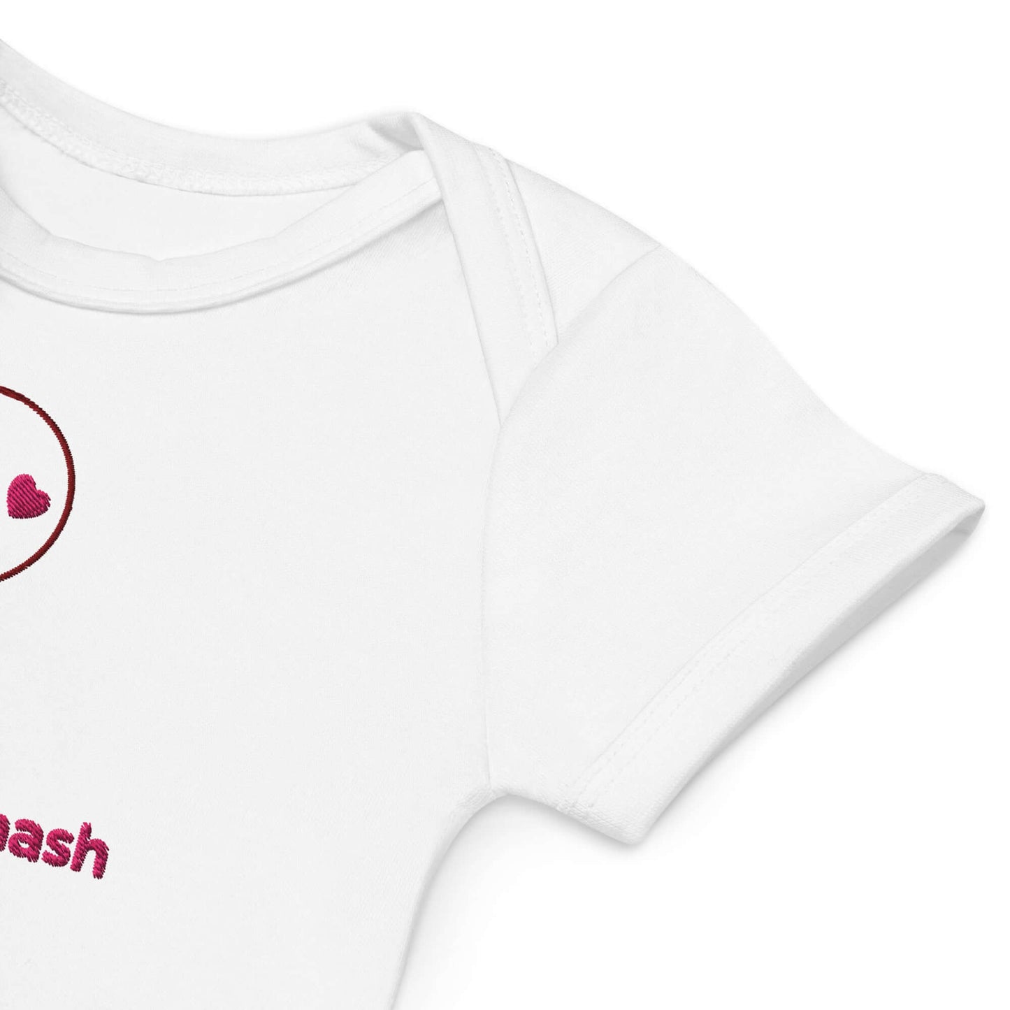 Dettaglio del body neonato personalizzato in cotone organico con ricamo, ideale per bimbe amanti del padel.
