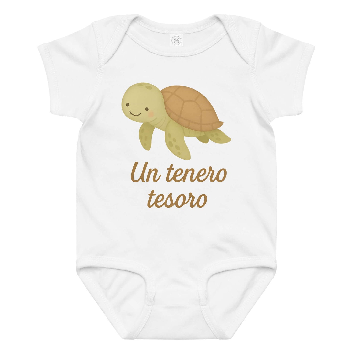 Vista frontale del body neonato bianco con illustrazione di una tartaruga e scritta “Un tenero tesoro” sul petto.