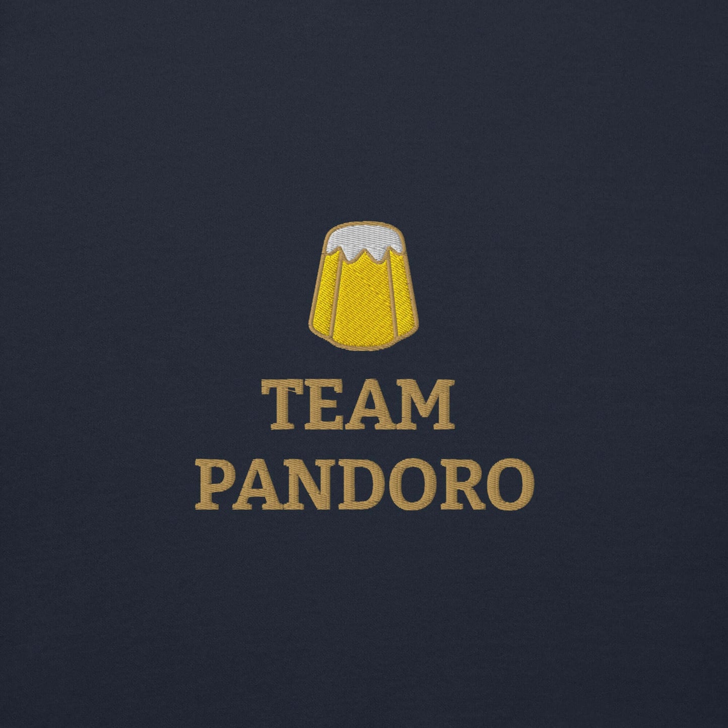 Dettaglio della felpa natale ricamata "Team Pandoro" con un design fresco e originale.