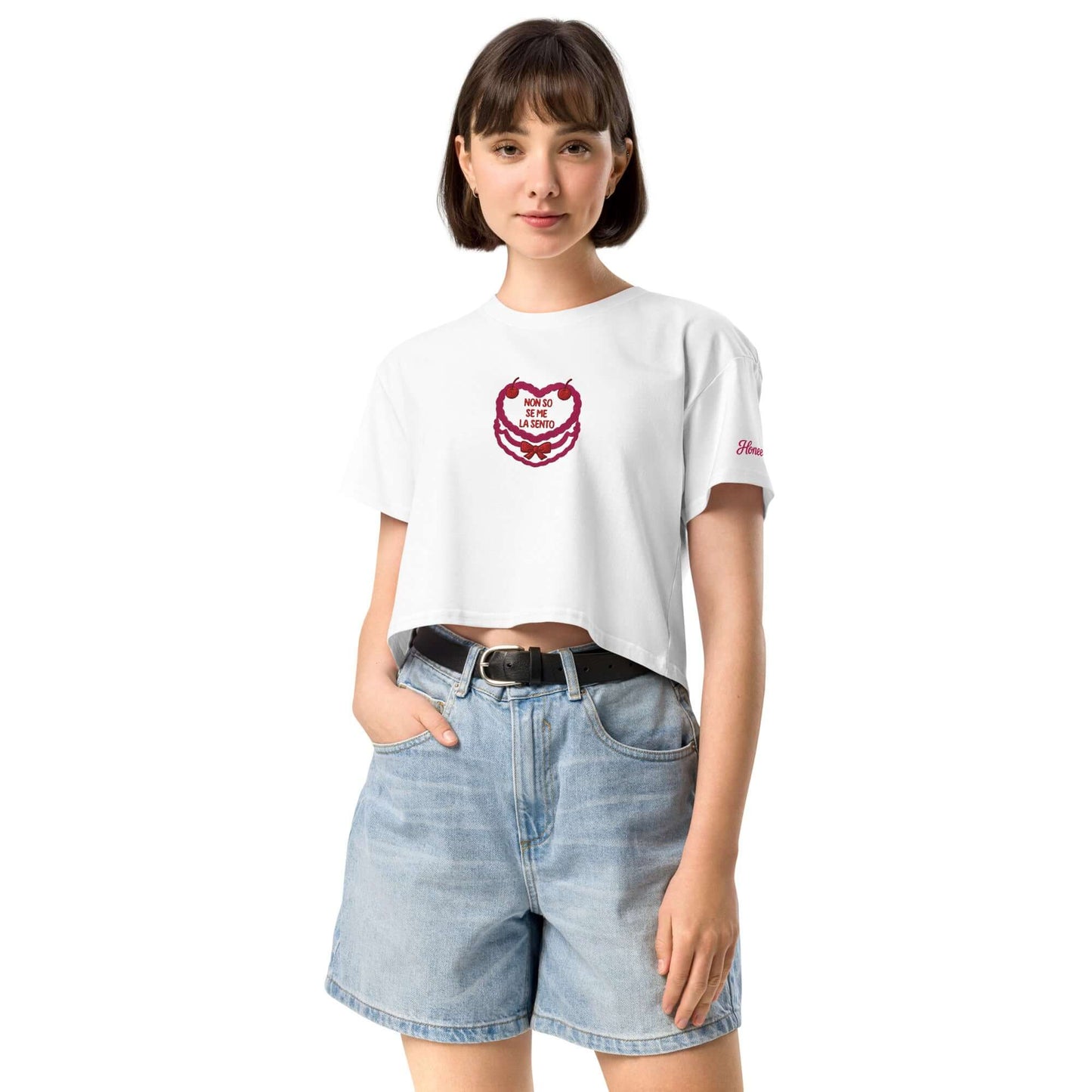 Modella che indossa una maglietta compleanno ricamata "Non so se me la sento" con stile e ironia.