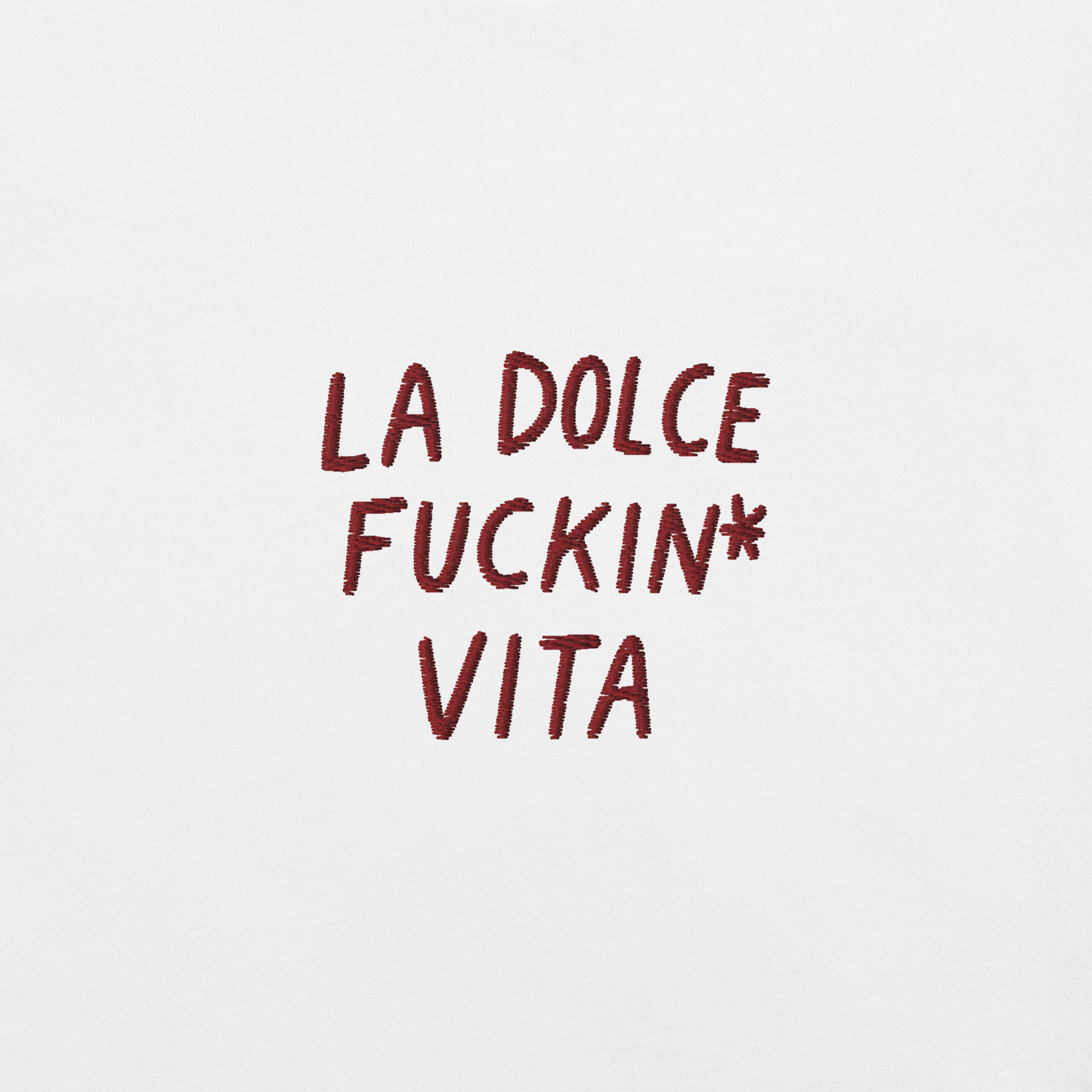 Maglietta ricamata da donna con scritta 'La dolce fuckin* vita', perfetta per uno stile ironico e di classe.