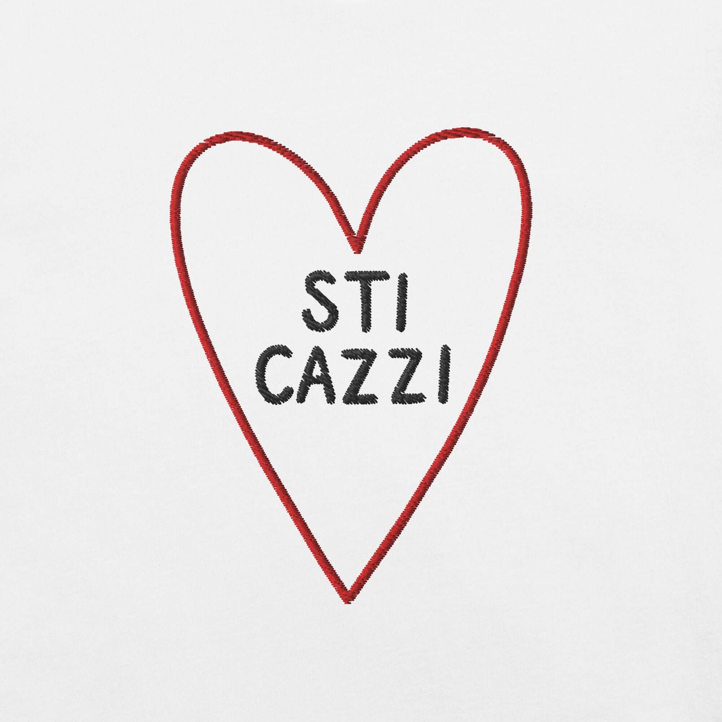 Ricamo cuori con scritta 'STI CAZZI' su maglietta bianca, stile ironico e casual per donne.