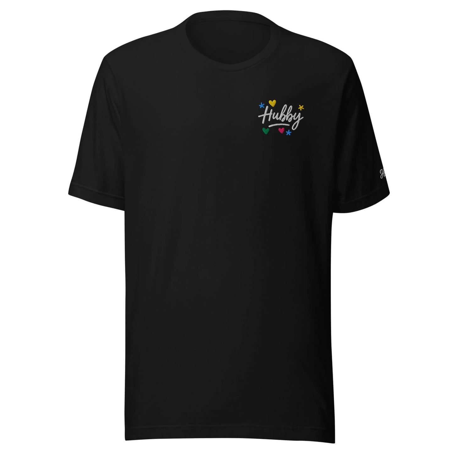 T-shirt nera ricamata con la scritta 'Hubby', comoda e di alta qualità. Perfetta per il tuo marito.