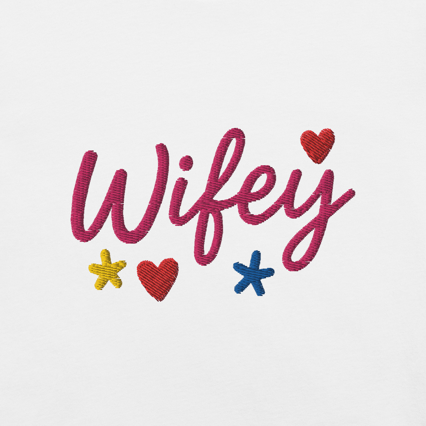 Ricamo 'Wifey' su t-shirt bianca con cuori e stelle colorate, ideale per la moglie.