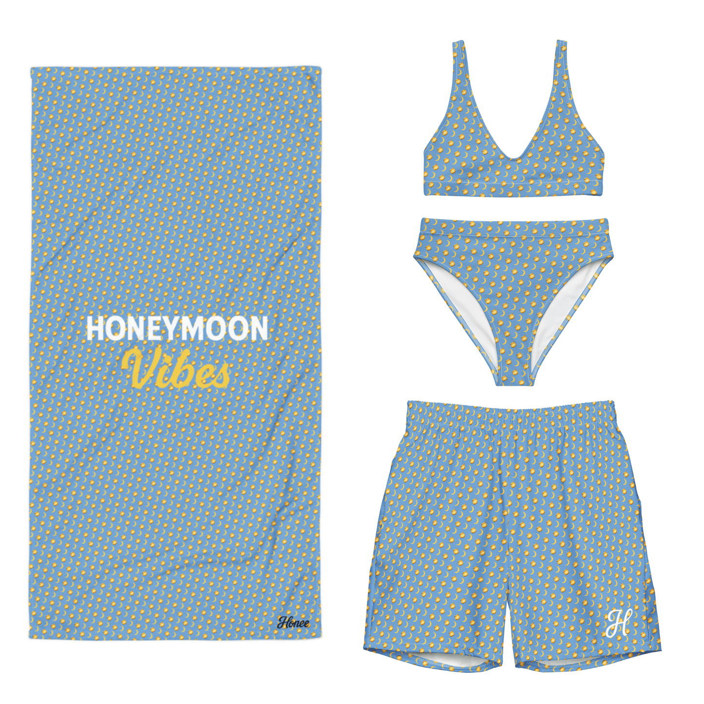 Set coordinato “Honeymoon Vibes” per la spiaggia: telo mare con scritta e pattern lune, bikini abbinato e costume da uomo con iniziale ricamata.