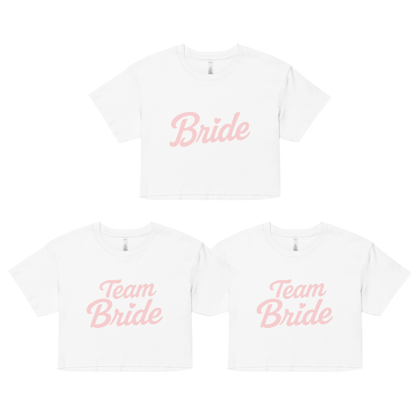 Set coordinato per addio al nubilato: crop top bianco con scritta rosa “Bride” per la sposa e due crop top abbinati con scritta “Team Bride” per le amiche.