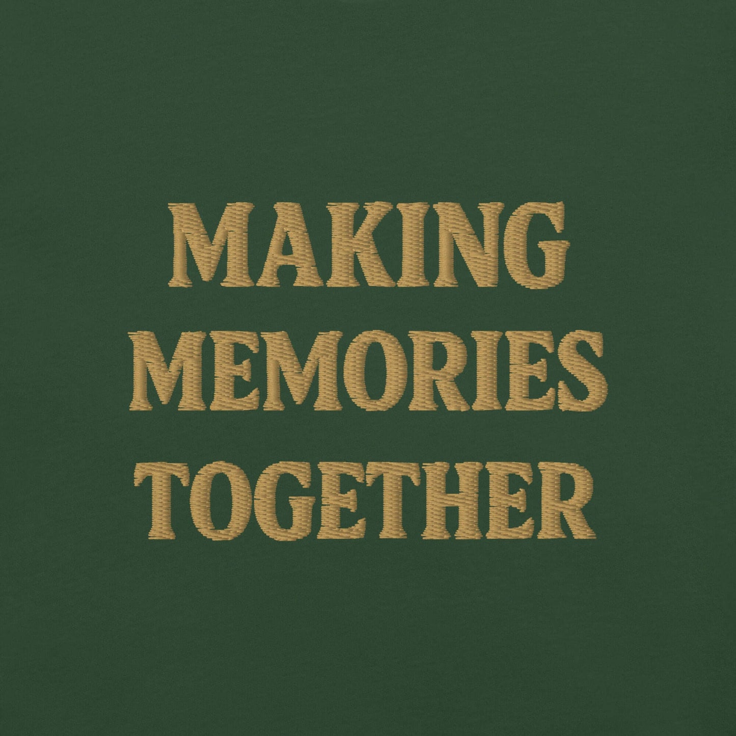 Frase ricamata 'Making Memories Together' su t-shirt vacanze Mar Rosso da uomo.