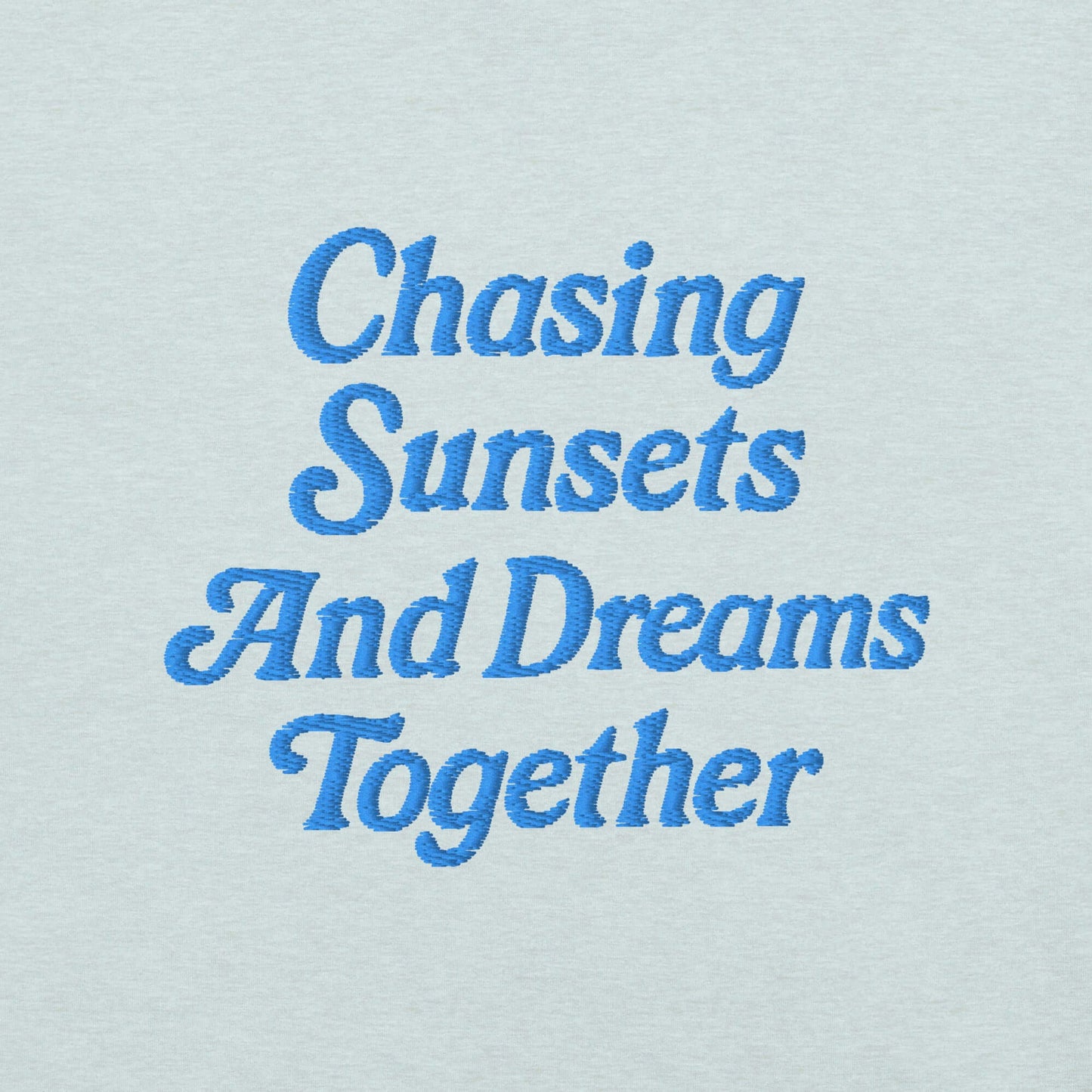 Frase ricamata "Chasing Sunsets and Dreams Together" su maglietta vacanze Maldive da donna.