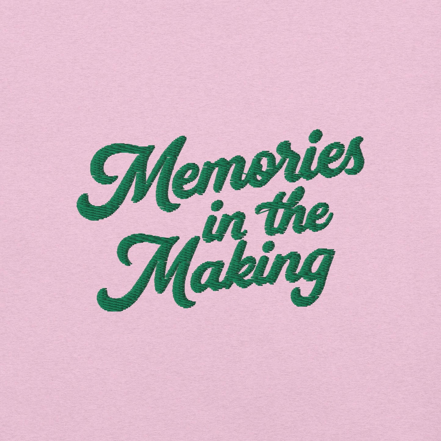 Ricamo della frase "Memories in the Making" su t-shirt rosa, ideale per le vacanze.