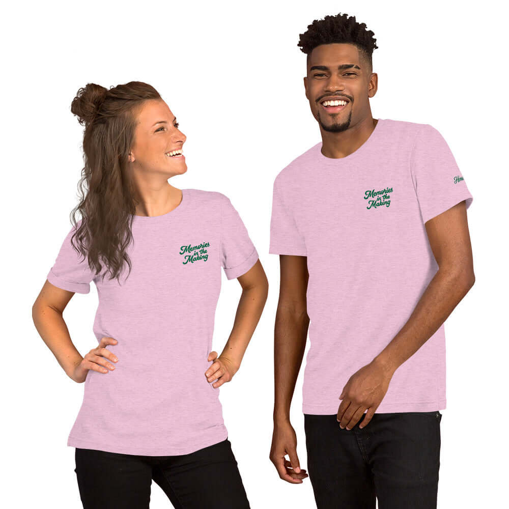 Coppia sorridente indossa t-shirt rosa con scritta "Memories in the Making" per le vacanze.