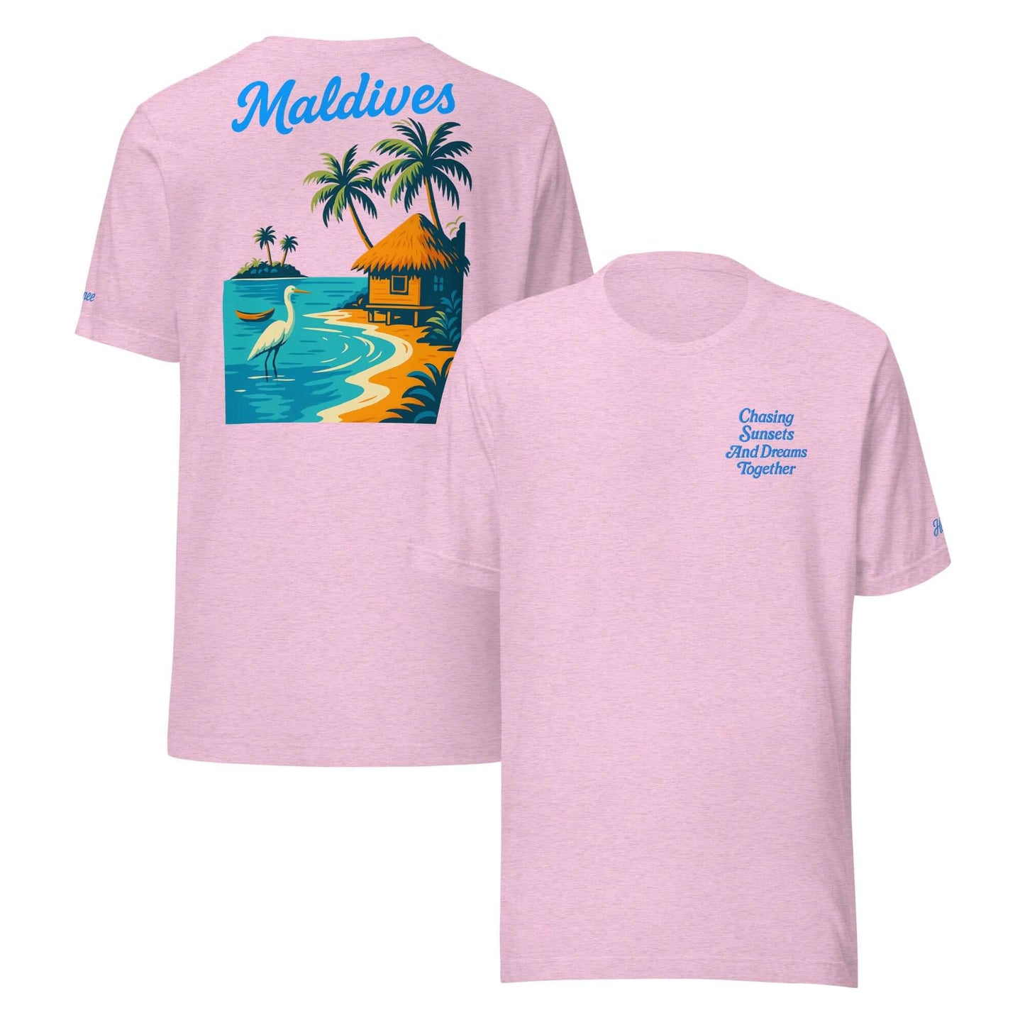 T-shirt vacanze da donna ricamata con frase "Chasing Sunsets and Dreams Together" e grafica isole Maldive.
