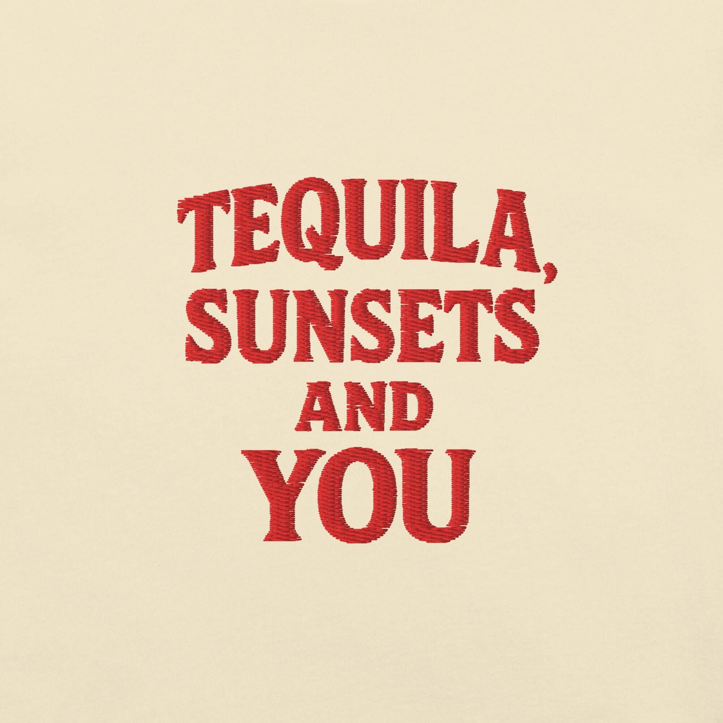 Maglietta ricamata con frase 'Tequila, Sunsets and You', perfetta per look da vacanza e t-shirt coppia.