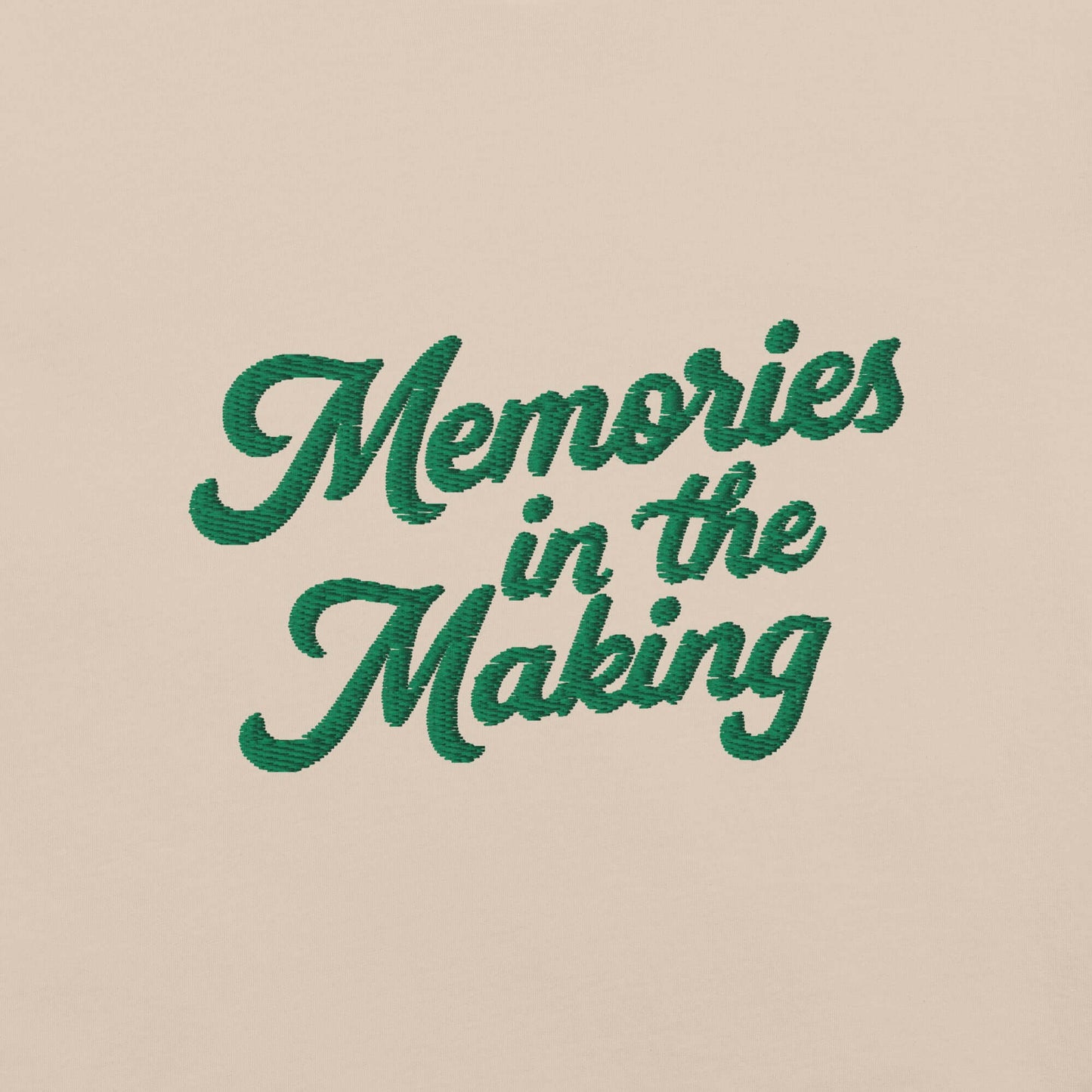 Ricamo 'Memories in the Making' su una maglietta vacanze da uomo, ideale per coppie.