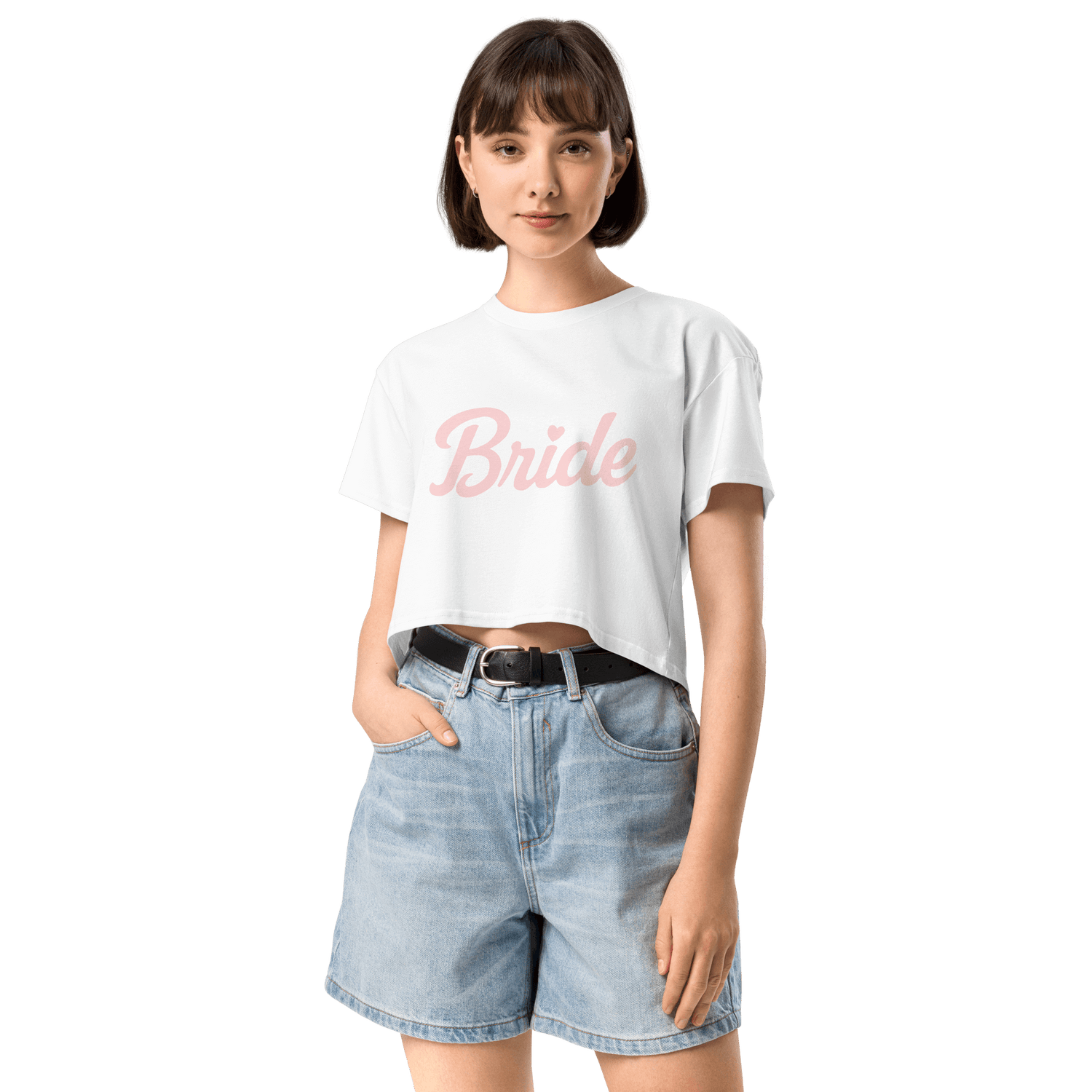 T-shirt bianca con scritta 'Bride' rosa, indossata da una giovane donna in shorts, perfetta per festeggiare l'addio al nubilato.