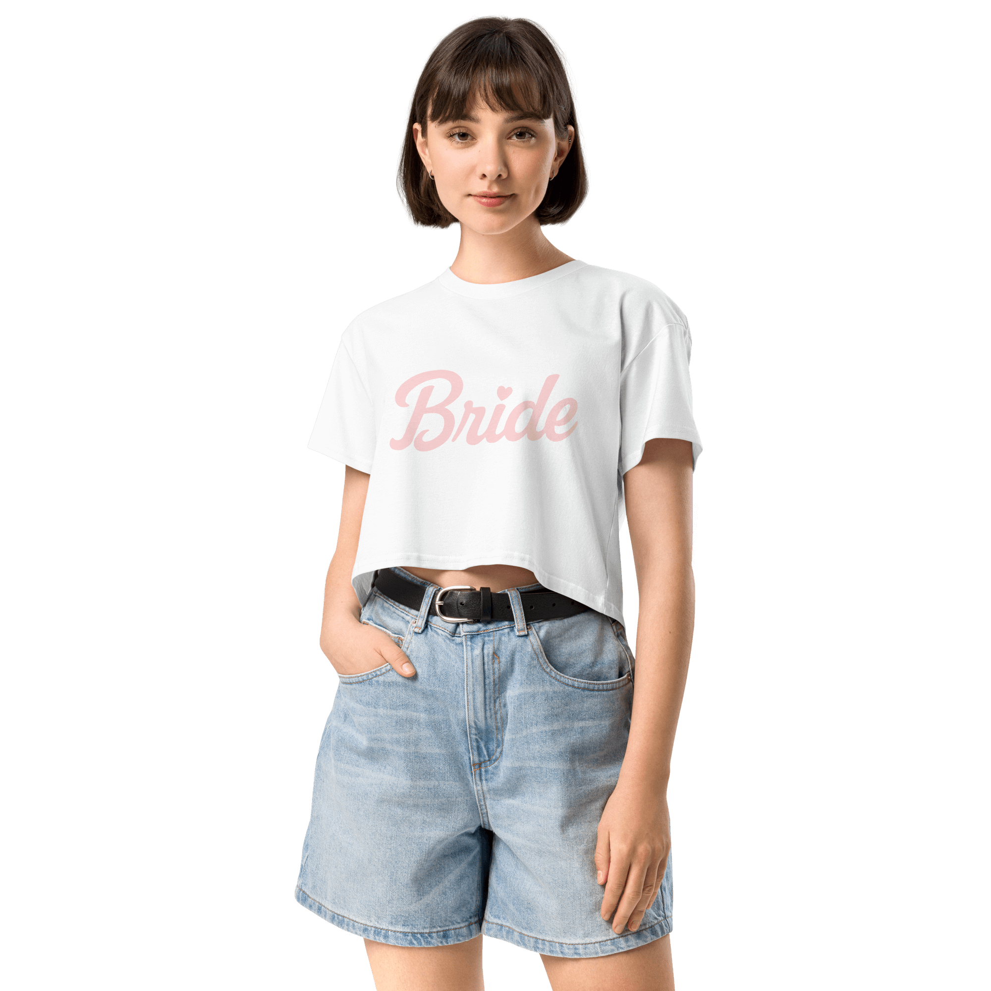 T-shirt bianca con scritta 'Bride' rosa, indossata da una giovane donna in shorts, perfetta per festeggiare l'addio al nubilato.