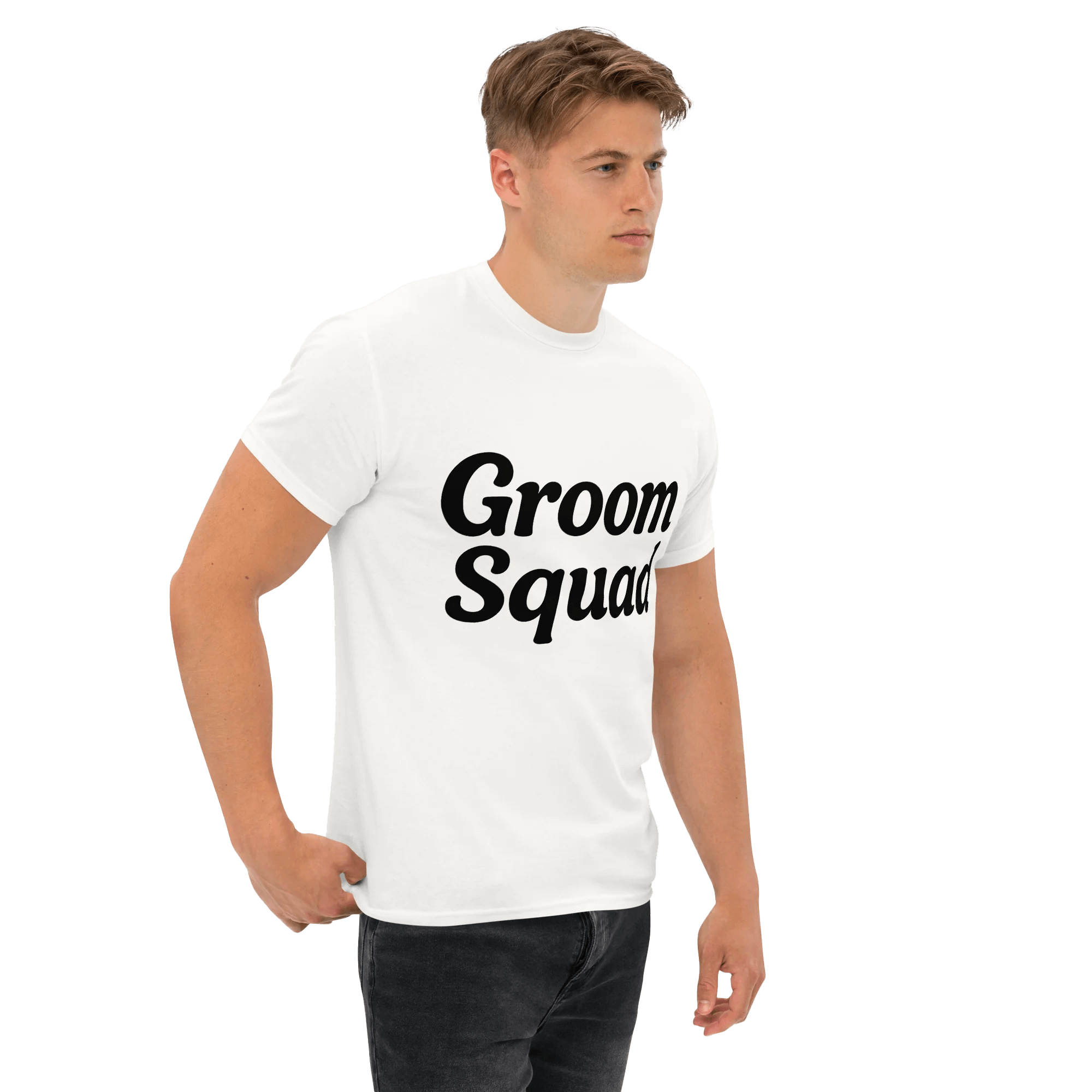 T-shirt bianca con scritta "Groom Squad" indossata da un giovane uomo, perfetta per l'addio al celibato.