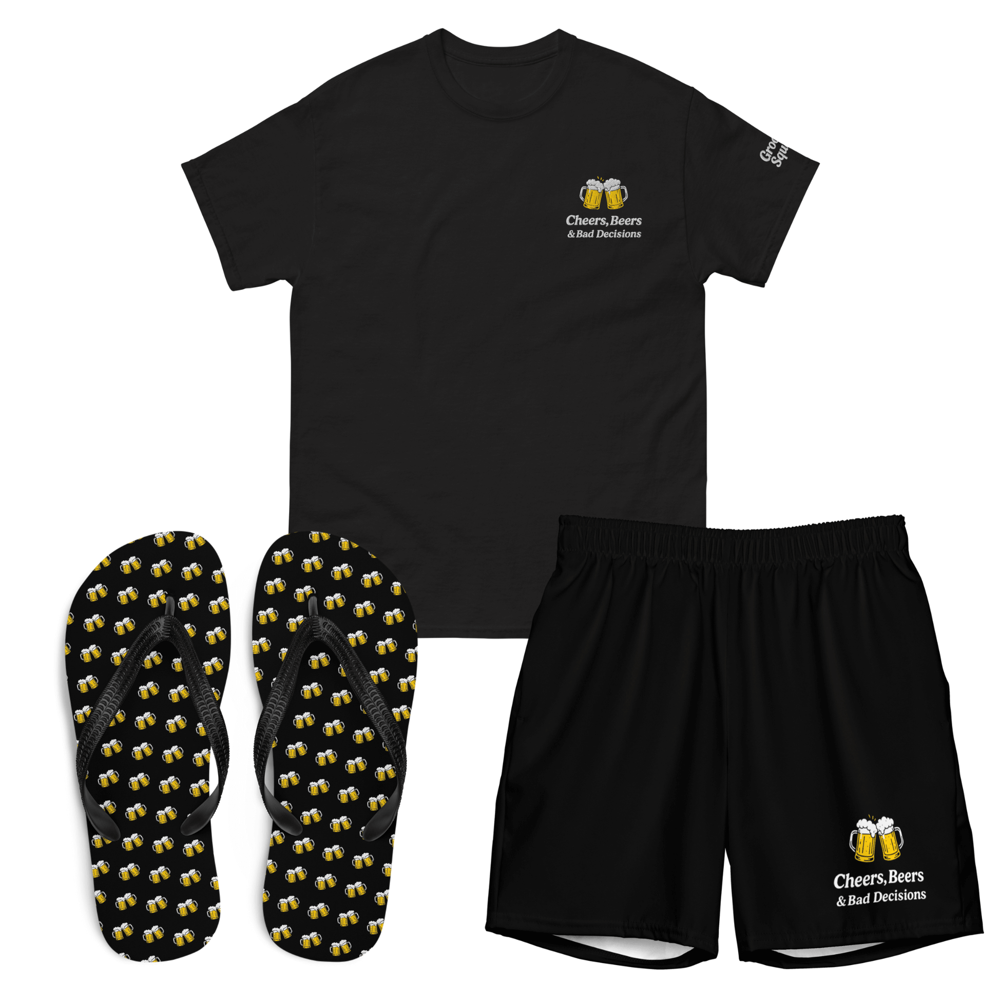 Set Groom Squad  sposo “Cheers, Beers & Bad Decisions” per addio al celibato: t-shirt nera con ricamo sul petto e manica, costume coordinato e infradito con pattern di boccali di birra.