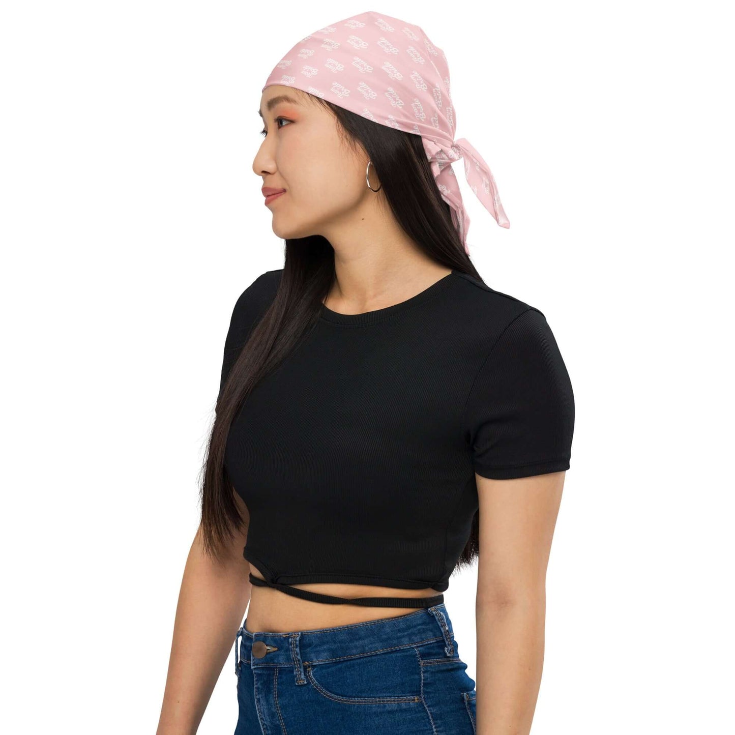 Donna che indossa una bandana rosa 'Team Bride' con stampa all over, abbinata a top nero.