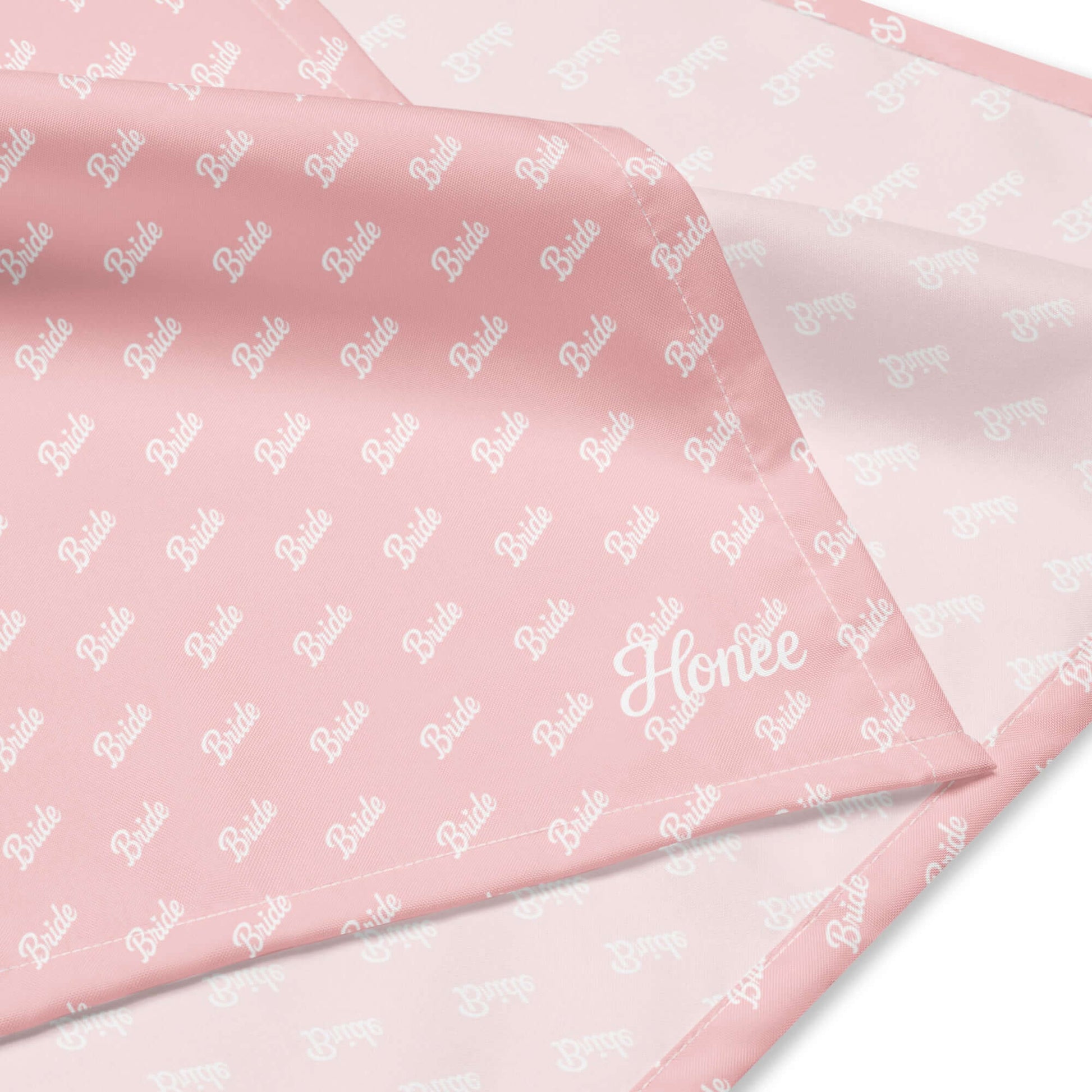 Bandana rosa con stampa "Bride" in bianco, accessorio perfetto per le spose nei giorni speciali.