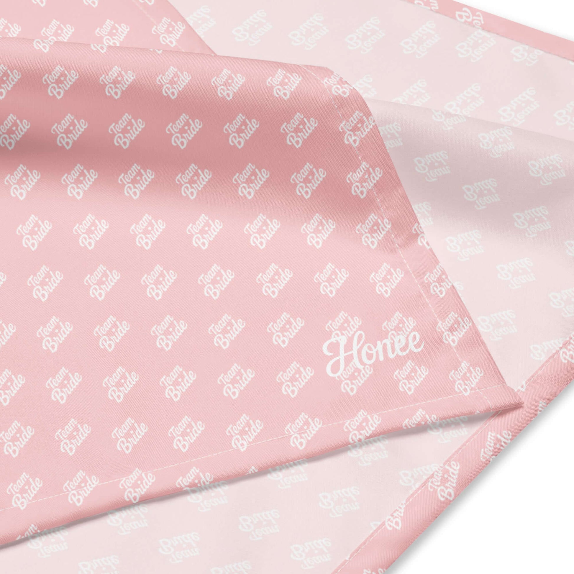Bandana rosa con stampa all over 'Team Bride', accessorio versatile per addio al nubilato.