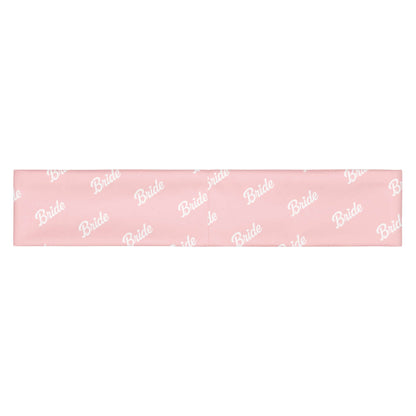 Fascia rosa per capelli con scritta 'Bride', ideale per momenti eleganti e attività relax pre-matrimonio.