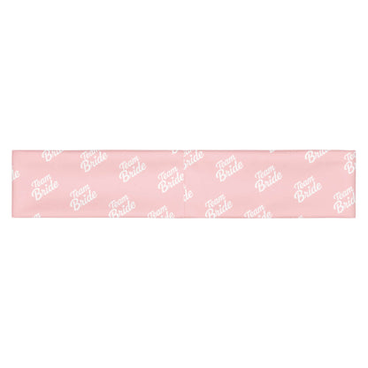 Fascia per capelli rosa "Team Bride" con scritta bianca, perfetta per eventi e momenti di bellezza.