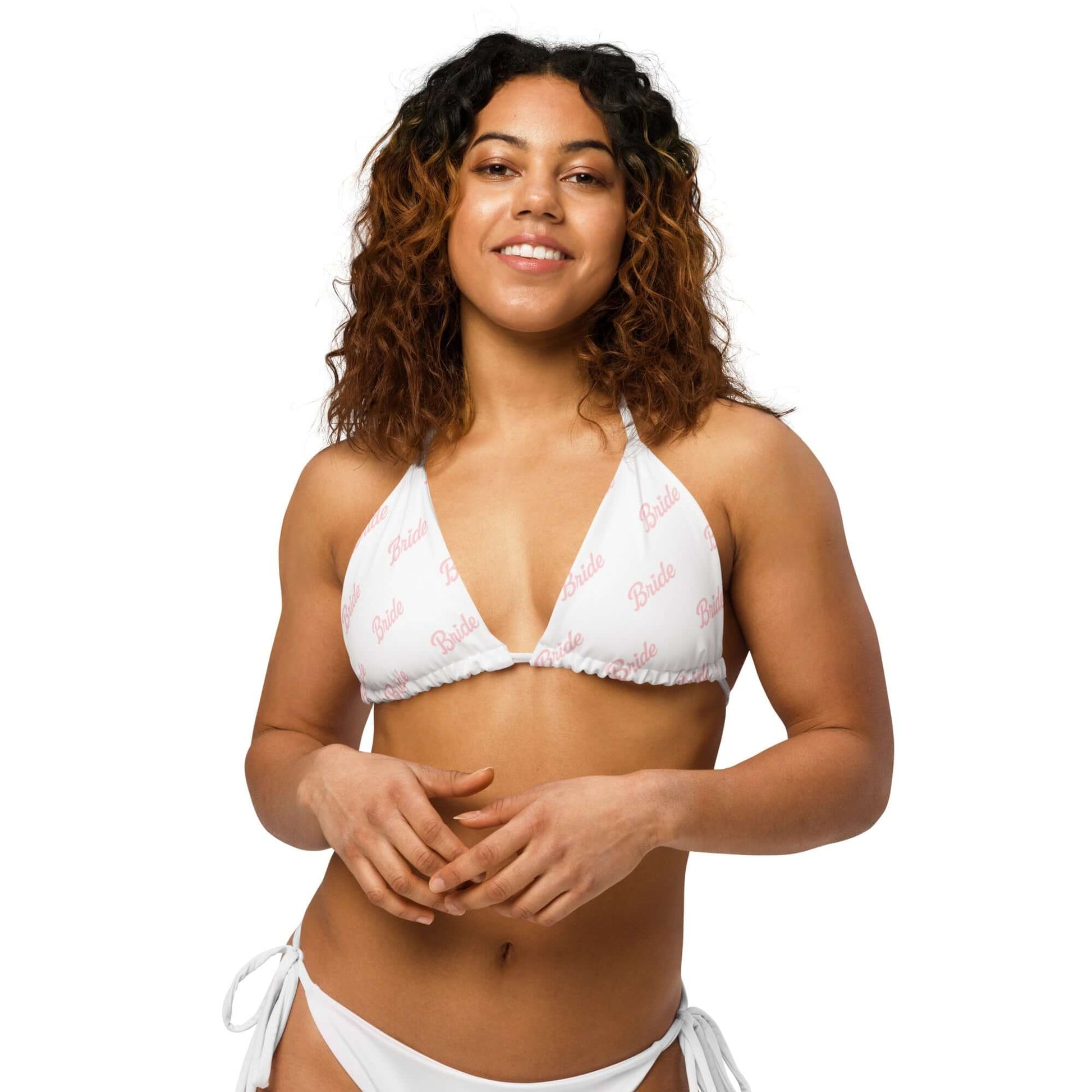 Bikini top bianco con scritta 'Bride' rosa, ideale per spose moderne e occasioni speciali.