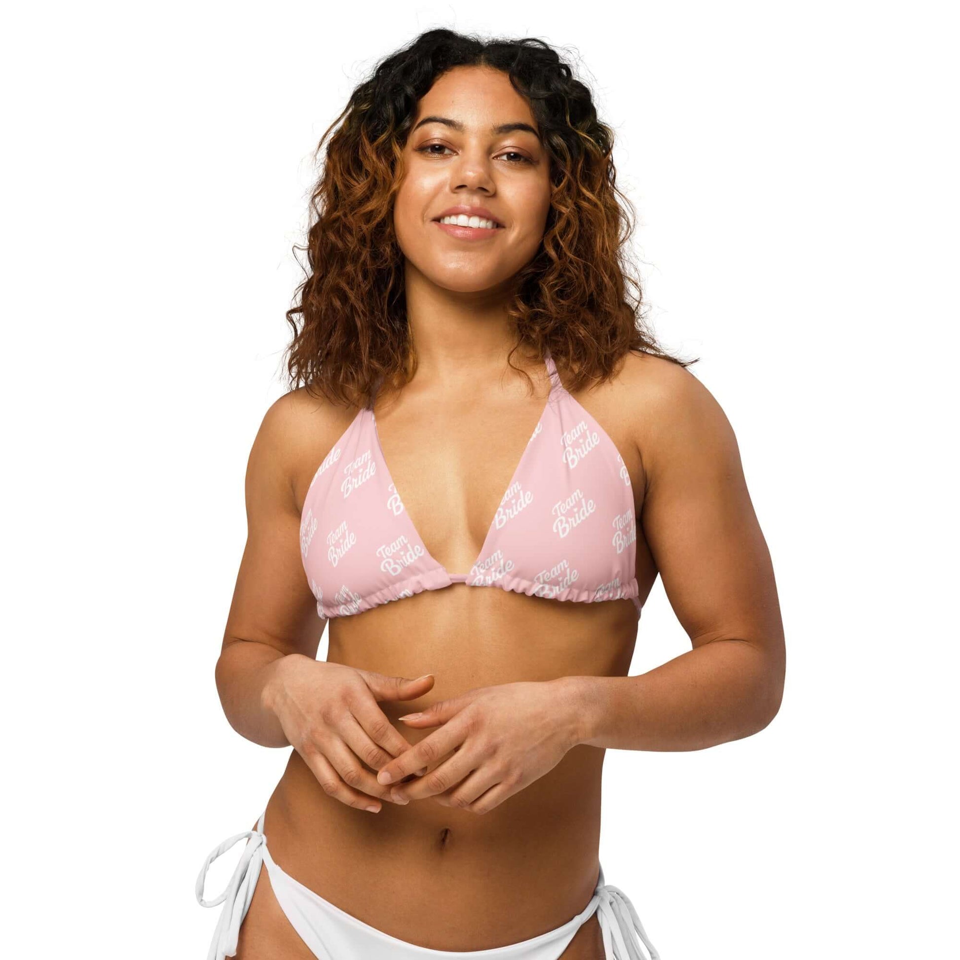 Bikini top rosa con scritta "Team Bride", stile ecosostenibile, perfetto per festeggiamenti.