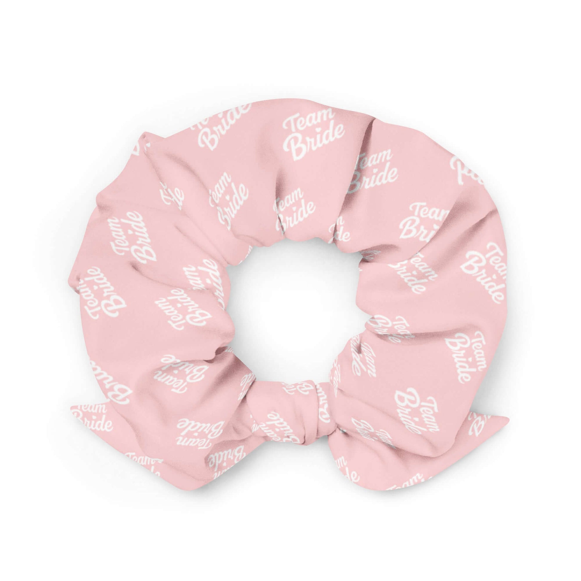 Scrunchie rosa ecosostenibile "Team Bride" con scritta bianca, perfetto per addio al nubilato e preparativi.