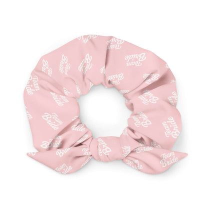 Scrunchie rosa sostenibile con scritta 'Team Bride' in bianco, ideale per addii al nubilato e preparativi di nozze.