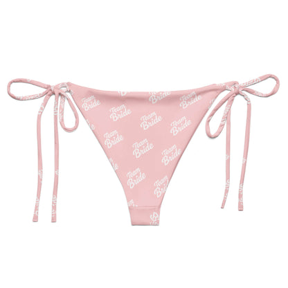 Slip bikini rosa con lacci e scritta "Team Bride" per feste di addio al nubilato.