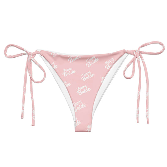 Slip bikini rosa con scritta 'Team Bride' in bianco e lacci, ideale per festeggiare l'addio al nubilato.