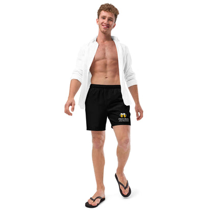 Uomo in costume boxer da bagno "Cheers, Beers & Bad Decisions", perfetto per addio al celibato o feste al mare.