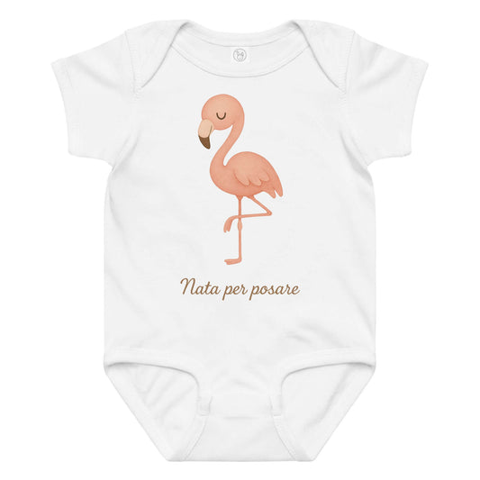 Vista frontale del body neonato bianco con illustrazione di un fenicottero e scritta “Nata per posare” sul petto.