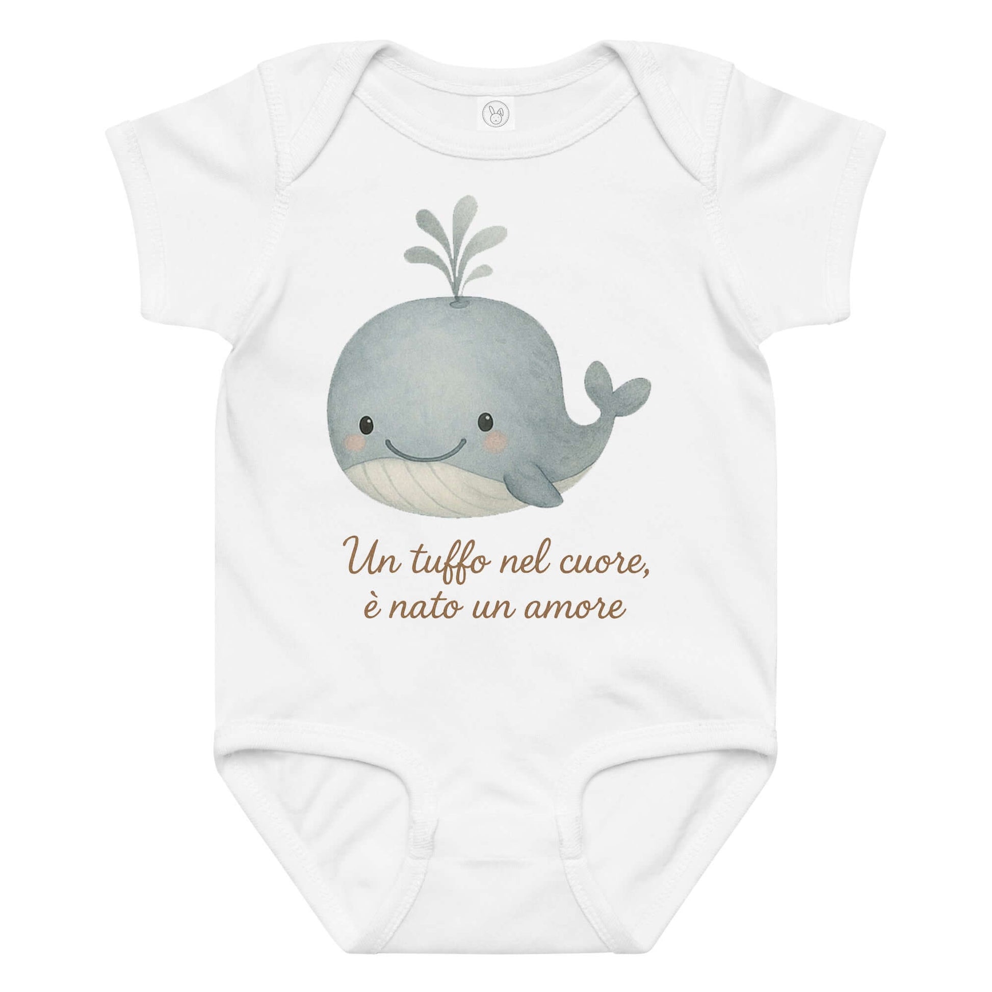 Vista frontale del body neonato bianco con illustrazione di una balena e scritta “Un tuffo nel cuore, è nato un amore” sul petto.