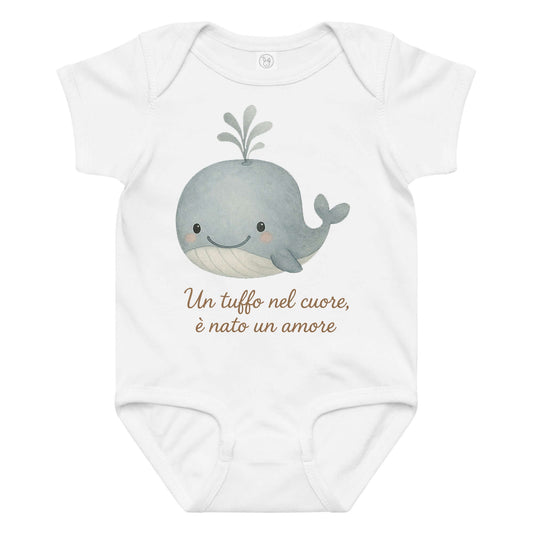 Vista frontale del body neonato bianco con illustrazione di una balena e scritta “Un tuffo nel cuore, è nato un amore” sul petto.