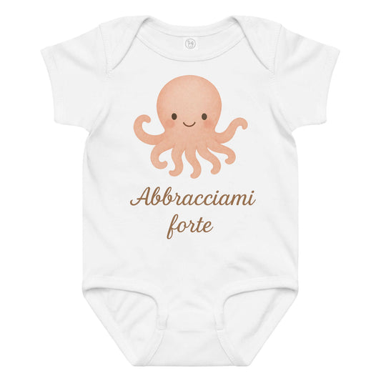 Vista frontale del body neonato bianco con illustrazione di polpo e scritta “Abbracciami forte” sul petto.
