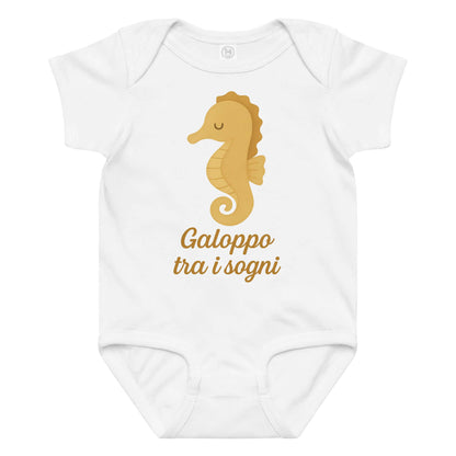Vista frontale del body neonato bianco con illustrazione di un cavalluccio marino e scritta “Galoppo tra i sogni” sul petto.