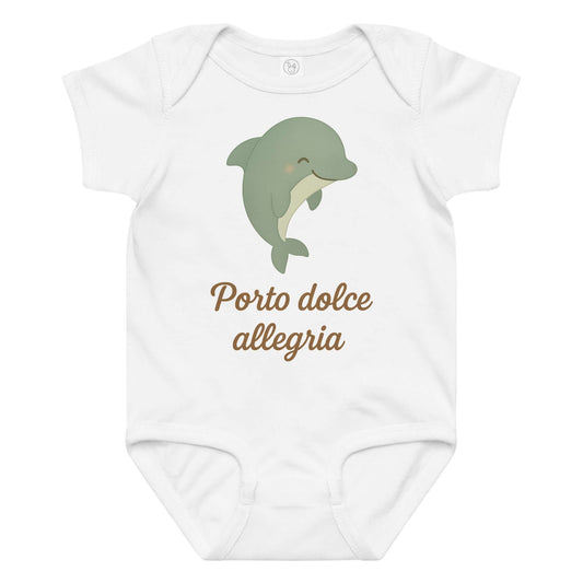 Vista frontale del body neonato bianco con illustrazione di un delfino e scritta “Porto dolce allegria” sul petto.
