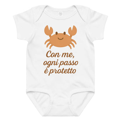 Vista frontale del body neonato bianco con illustrazione di un granchio e scritta “Con me, ogni passo è protetto” sul petto.