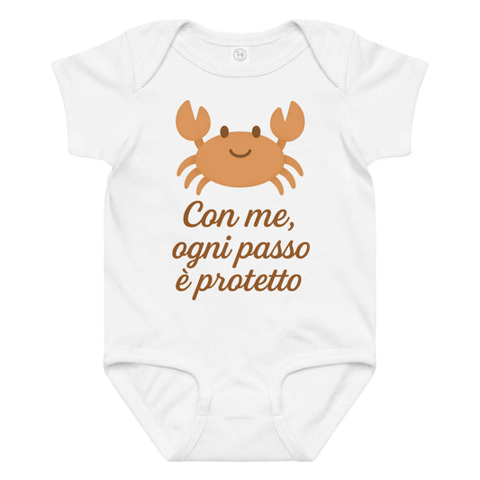 Vista frontale del body neonato bianco con illustrazione di un granchio e scritta “Con me, ogni passo è protetto” sul petto.