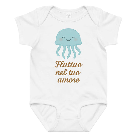 Vista frontale del body neonato bianco con illustrazione di una medusa e scritta “Fluttuo nel tuo amore” sul petto.