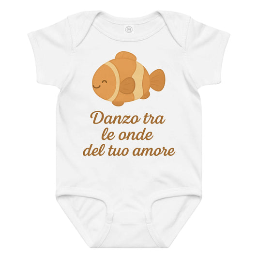 Vista frontale del body neonato bianco con illustrazione di un pesce pagliaccio e scritta “Danzo tra le onde del tuo amore” sul petto.